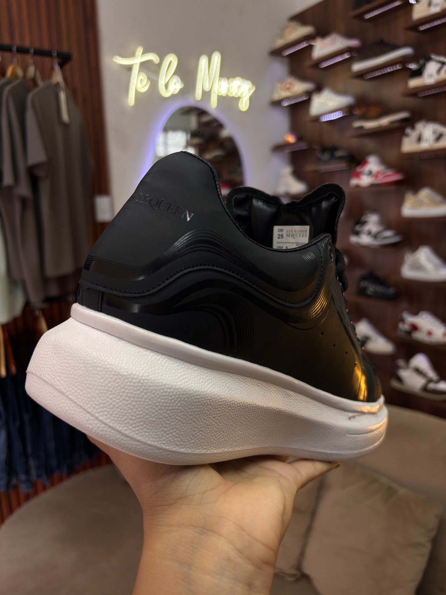 Alexander Mc Queen lineas negro