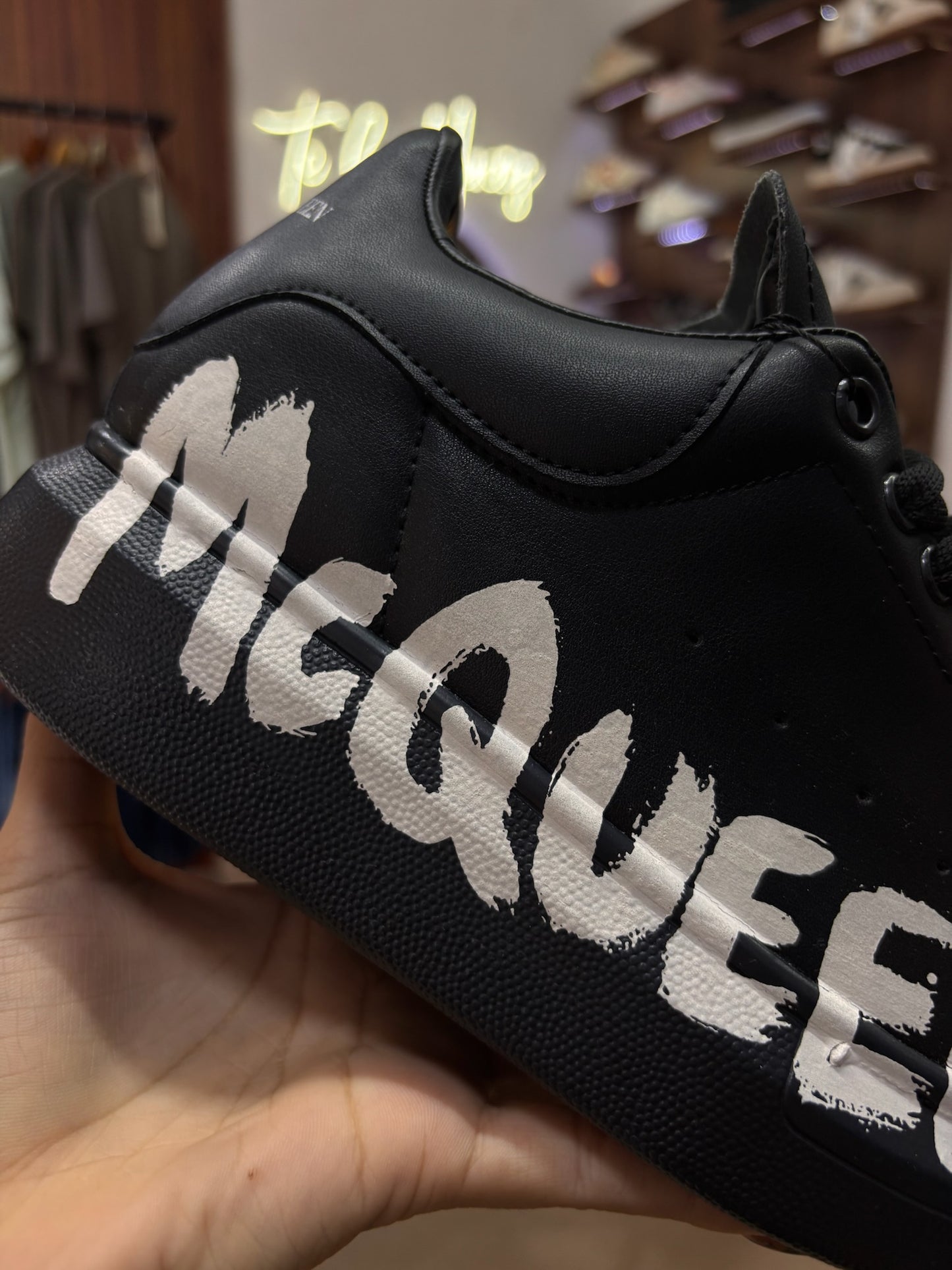 Alexander McQueen graffiti negro