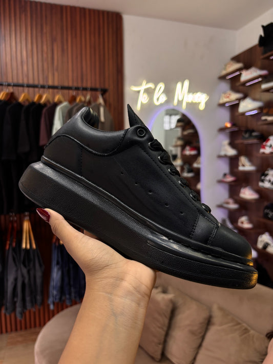 Alexander McQueen clasico negro