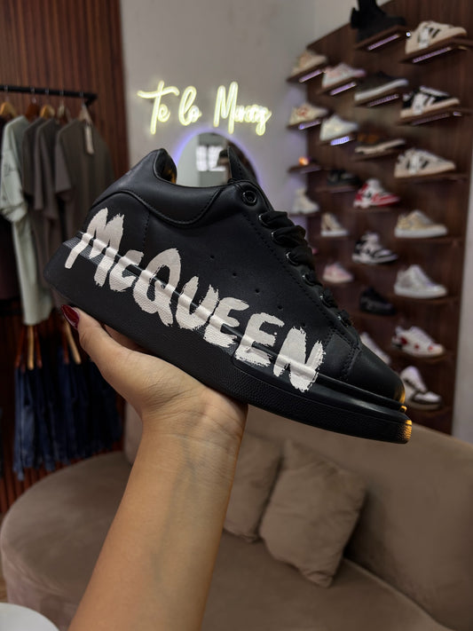Alexander McQueen graffiti negro