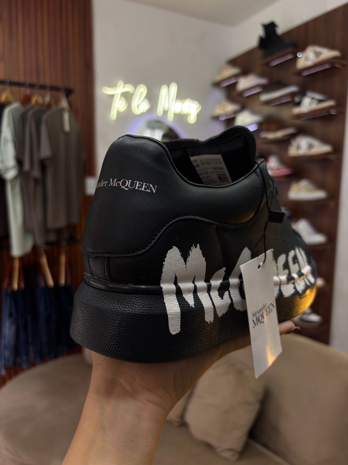 Alexander McQueen graffiti negro